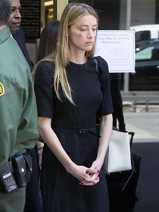 Amber Heard, dün görülen karar duruşmasında yine siyah intikam elbisesini giydi Amber Heard, dün görülen karar duruşmasında yine siyah intikam elbisesini giydi