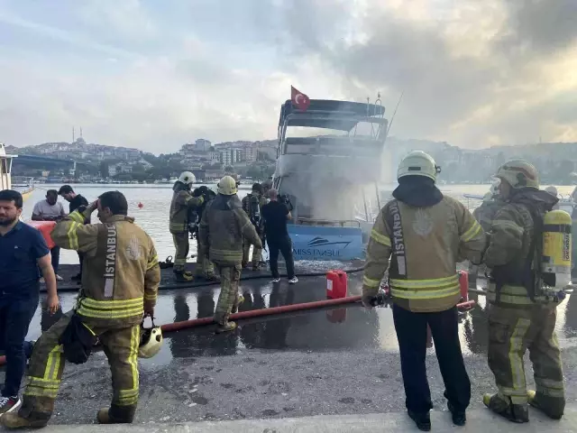 Sahilde demirleyen tekne alev aldı! İçerde uyuyan karı-koca ölümden döndü