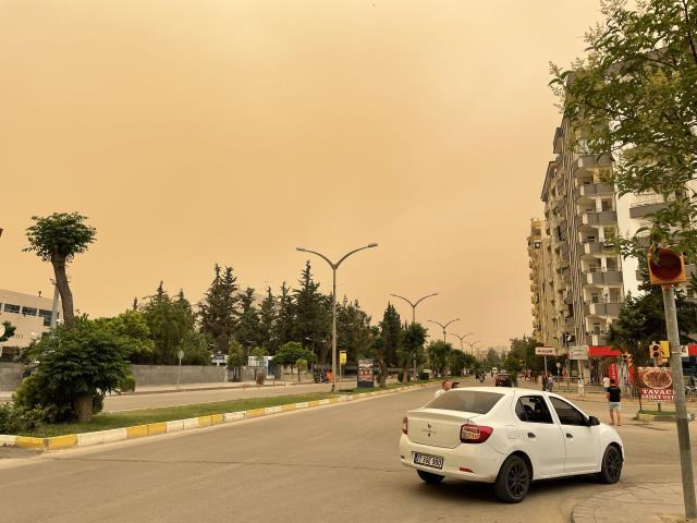 Gökyüzü kızıla büründü! Güney Doğu'daki vatandaşlara 'Dışarı çıkmayın' uyarısı