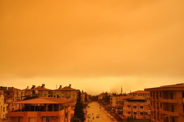 Gökyüzü kızıla büründü! Güney Doğu'daki vatandaşlara 'Dışarı çıkmayın' uyarısı
