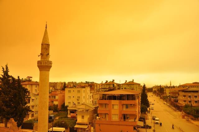 Gökyüzü kızıla büründü! Güney Doğu'daki vatandaşlara 'Dışarı çıkmayın' uyarısı