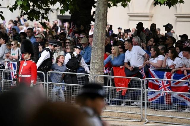 İngiltere'de Kraliçe Elizabeth için düzenlenen törene protestocular damga vurdu