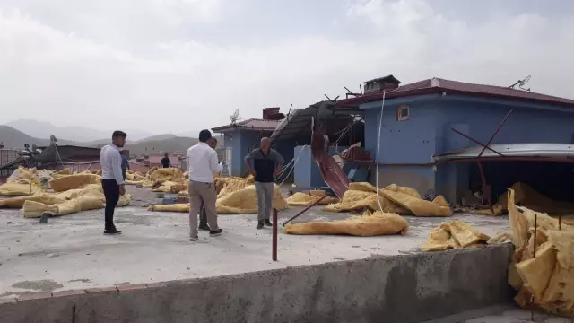 Kahramanmaraş'ta şiddetli fırtına nedeniyle bir binanın çatısı uçtu