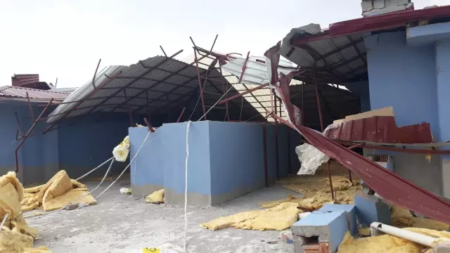 Kahramanmaraş'ta şiddetli fırtına nedeniyle bir binanın çatısı uçtu