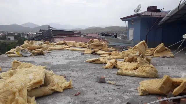 Kahramanmaraş'ta şiddetli fırtına nedeniyle bir binanın çatısı uçtu