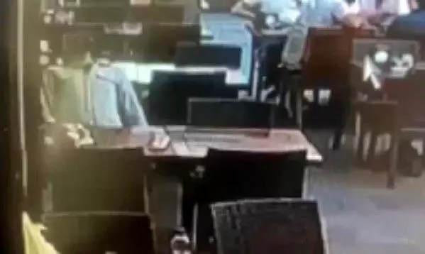 Restoranda kalp krizi geçirdi, kimse yardım etmedi! Talihsiz adam hayatını kaybetti Restoranda kalp krizi geçirdi, kimse yardım etmedi! Talihsiz adam hayatını kaybetti