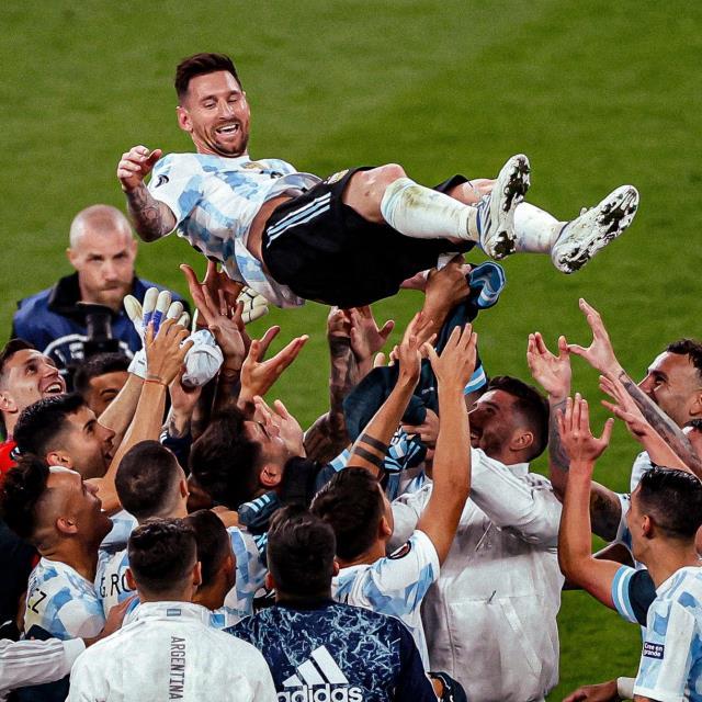 Ne yaptın sen Messi ? İtalyan futbolcuları dünyaya rezil etti