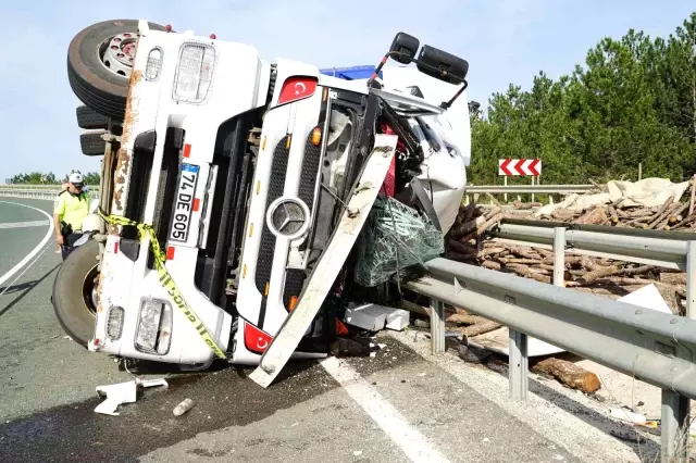 Odun yüklü tır, ok gibi bariyerlere saplandı! Sürücü aracın altında kalarak yaşamını yitirdi