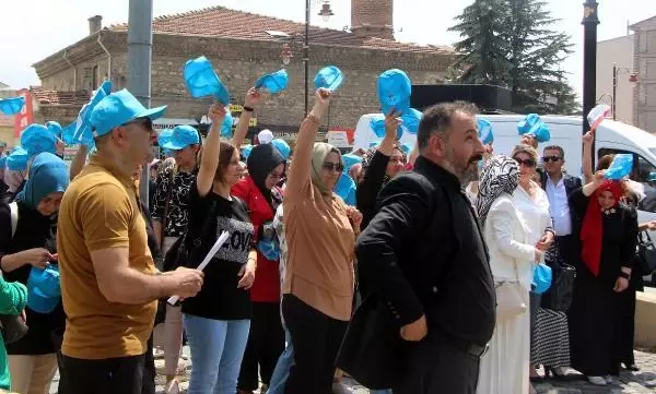 Tanju Özcan, kendisini protesto edenlere dans ederek karşılık verdi