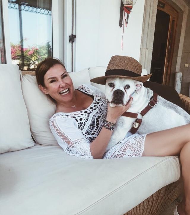 14 yıldır baktığı köpeğinin durumunun iyi olmadığını öğrenen Deniz Seki, ödül töreninde ağladı