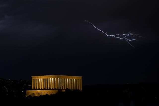 Ankara'da şimşekler geceyi gündüze çevirdi Ankara'da şimşekler geceyi gündüze çevirdi