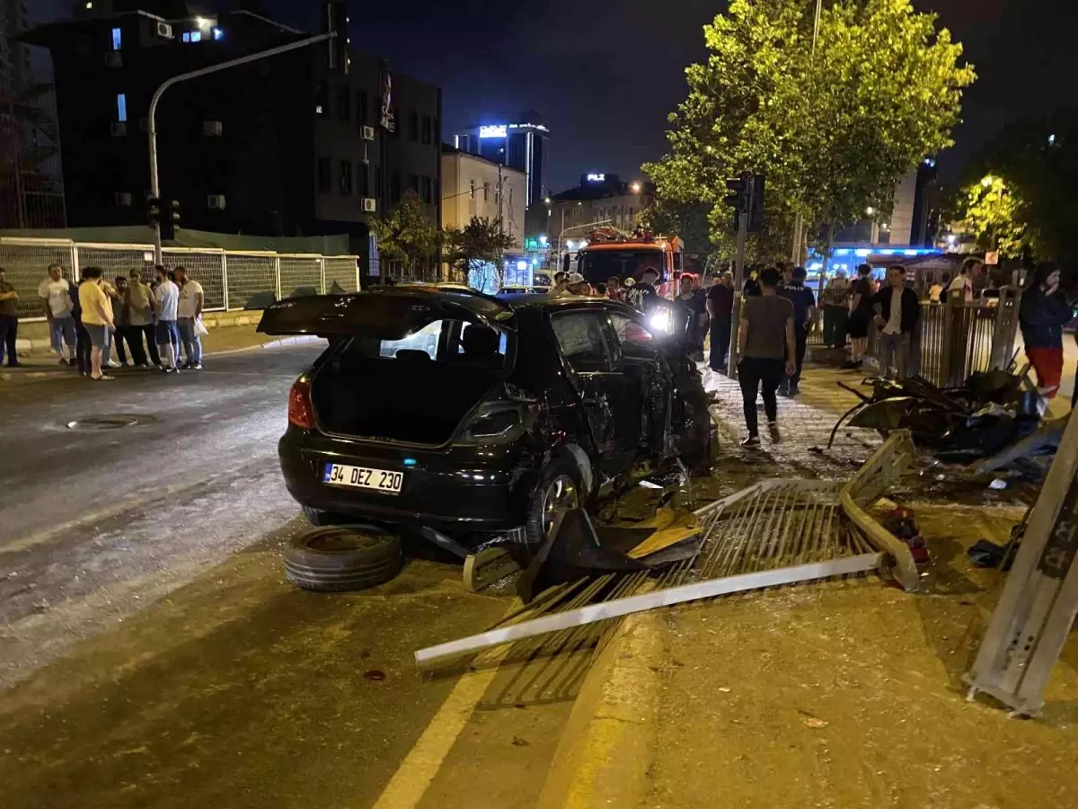Ataşehir'de sürücüsünün kontrolünü kaybettiği otomobil demir korkuluklara çarparak durabildi: 1 yaralı