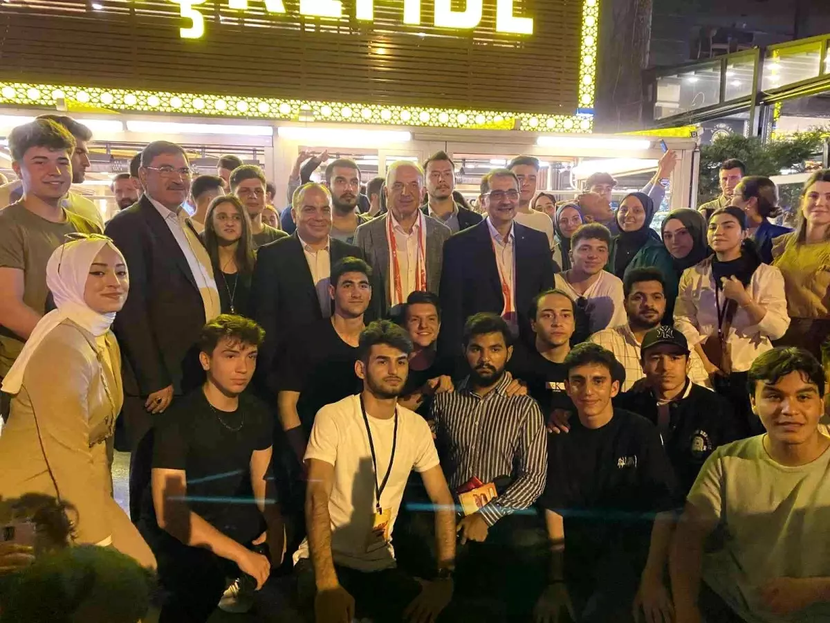 Bakan Fatih Dönmez, Ümraniyeli gençlerle çorbacıda buluştu