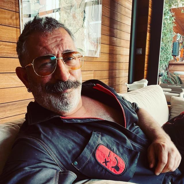 Cem Yılmaz, yeni filminin müziklerini de kendisinin yapacağını duyurdu Cem Yılmaz, yeni filminin müziklerini de kendisinin yapacağını duyurdu