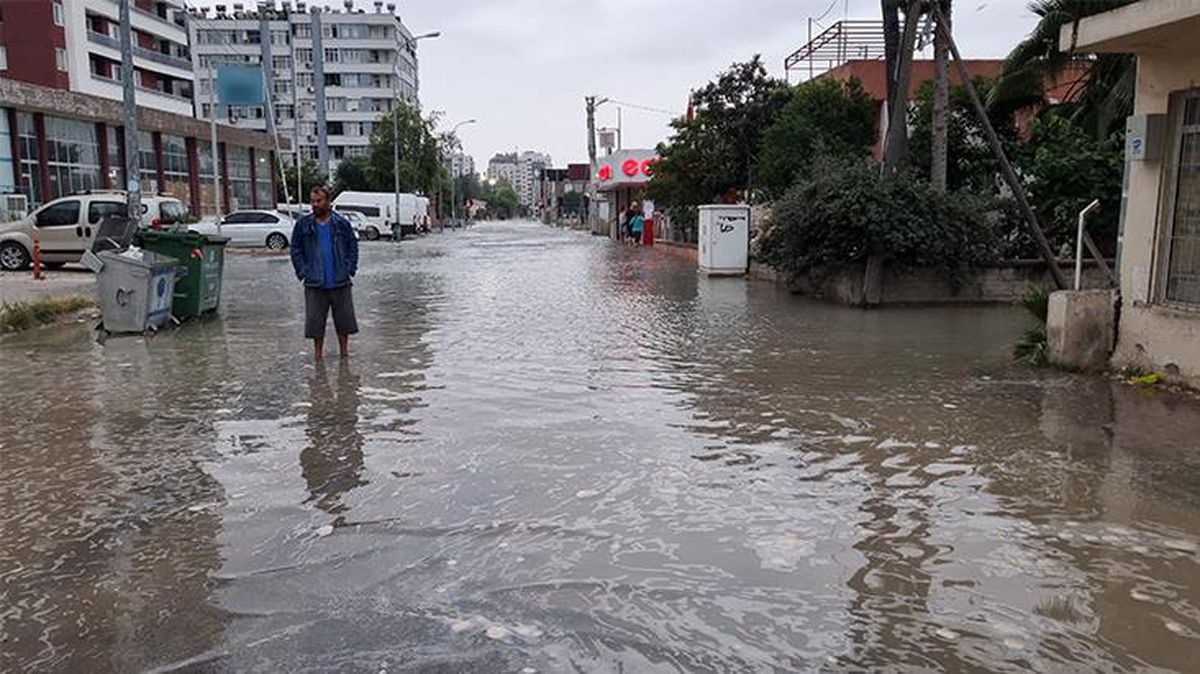 İçme suyu borusu patlayınca cadde göle döndü, ev ve iş yerlerini su bastı