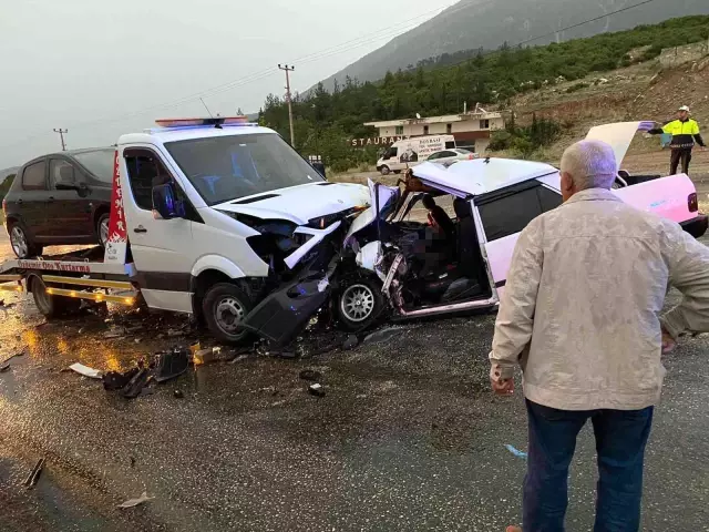 Karşı şeride geçen otomobil çekiciyle çarpıştı: 1 ölü, 2 yaralı