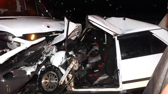 Karşı şeride geçen otomobil çekiciyle çarpıştı: 1 ölü, 2 yaralı