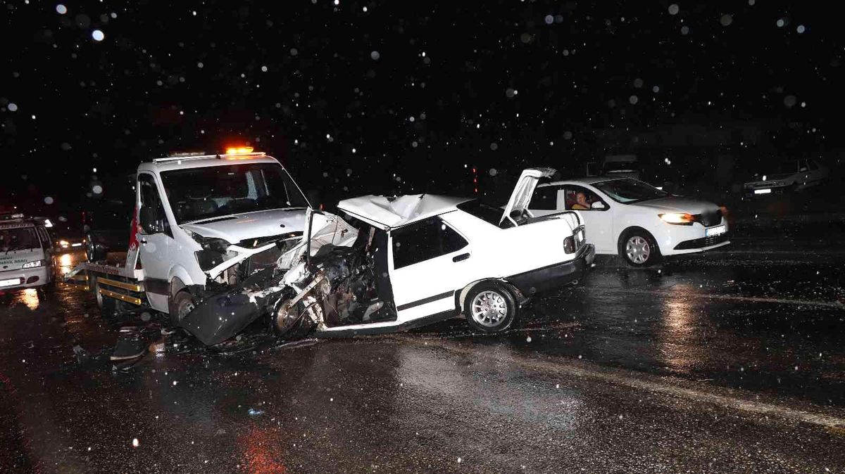 Karşı şeride geçen otomobil çekiciyle çarpıştı: 1 ölü, 2 yaralı