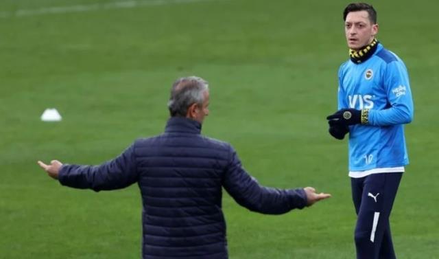 Mesut Özil neden kadro dışı kaldı? Mesut Özil neden oynamıyor? Mesut Özil neden kadroda yok?