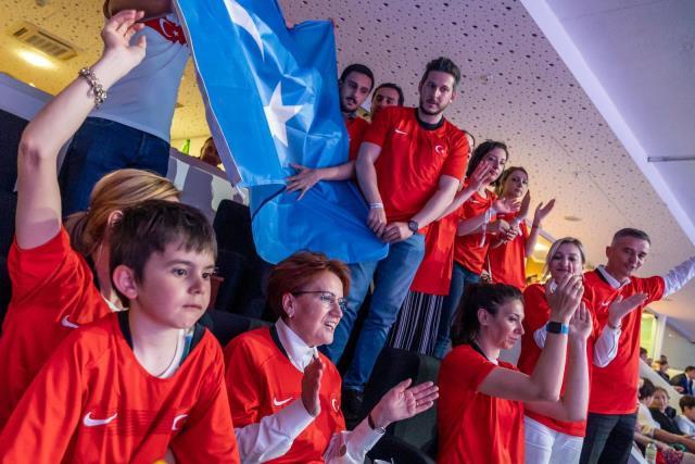 Milli maça damga vuran olay! Meral Akşener ve beraberindeler Doğu Türkistan bayrağı açarak Çin'i protesto etti