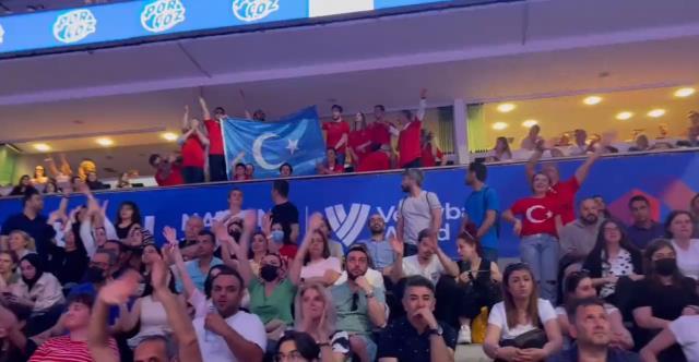 Milli maça damga vuran olay! Meral Akşener ve beraberindeler Doğu Türkistan bayrağı açarak Çin'i protesto etti