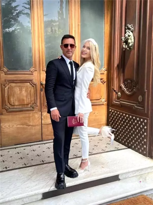 Mustafa Sandal, kendisinden 19 yaş küçük olan Melis Sütşurup ile dünyaevine girdi Mustafa Sandal, kendisinden 19 yaş küçük olan Melis Sütşurup ile dünyaevine girdi