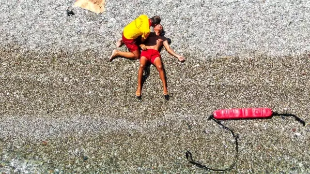 Kadın cankurtaranların en büyük derdi: Tanışmak isteyenler boğulma numarası yapıyor