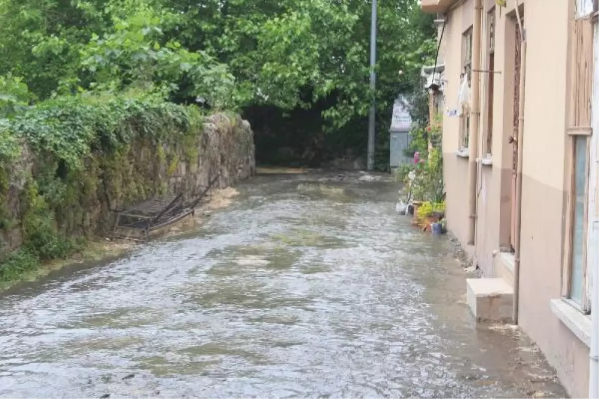 Ordu'da ana şebeke su borusu patladı; evi su bastı, yollar göle döndü