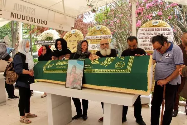 Rambo lakaplı oyuncu Sönmez Yıkılmaz son yolculuğuna uğurlandı Rambo lakaplı oyuncu Sönmez Yıkılmaz son yolculuğuna uğurlandı