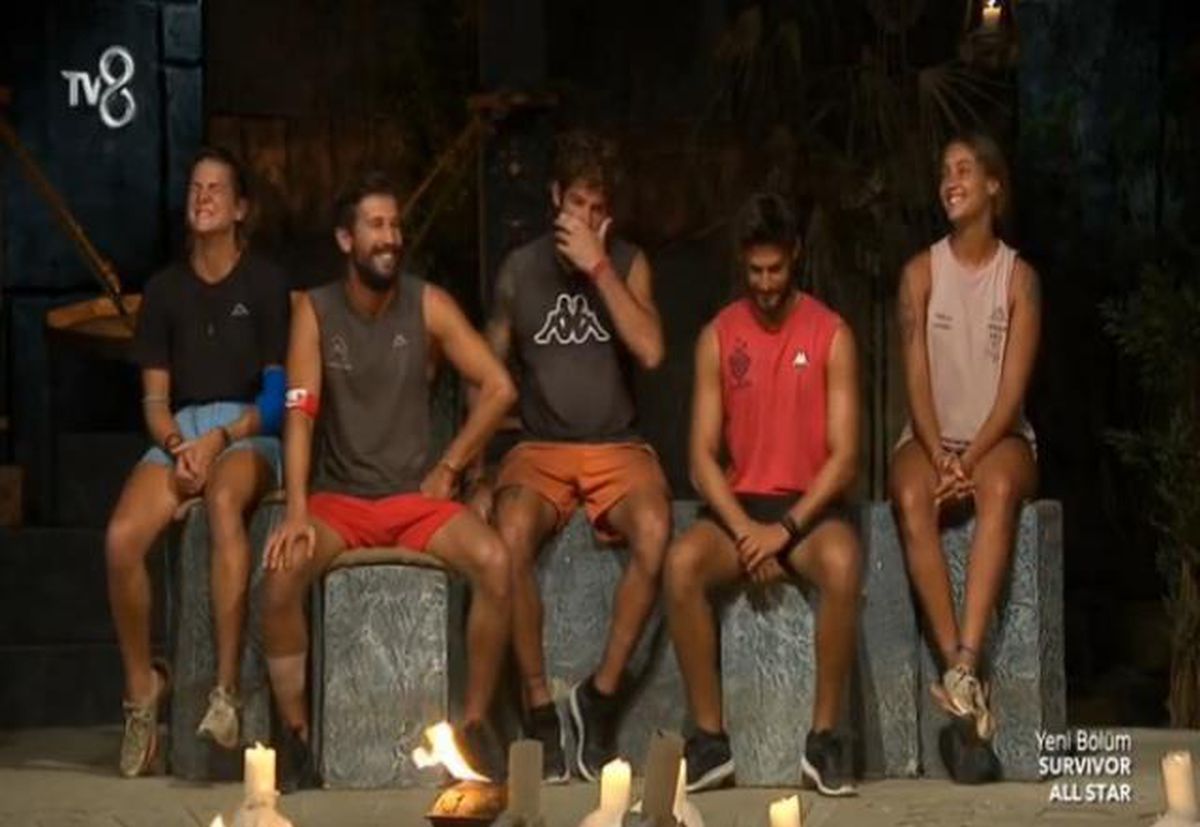 Survivor Evrim ve Nisa Ünlüler takımına mı geçti? Evrim ve Nisa neden kırmızı takımda, neden Ünlüler takımına geçti? Evrim neden Gönüllülerde değil?