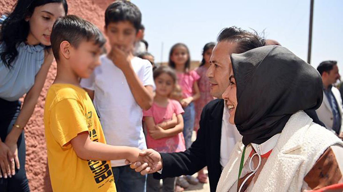 Esra öğretmenin sevinç gözyaşları! Yaptığı çağrı karşılık buldu, onlarca öğrencinin yüzü güldü