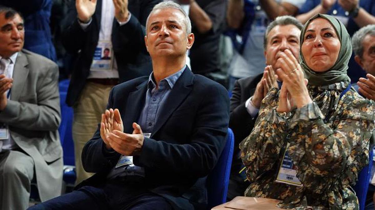 Salonda yer yerinden oynadı! İsmail Kartal ve eşi ağlamamak için kendini zor tuttu