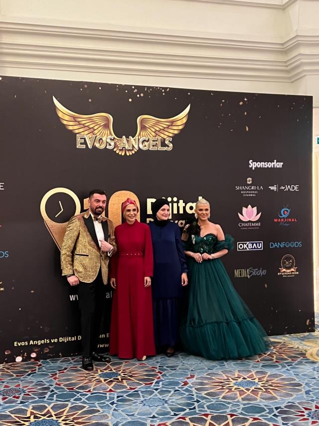 Haberlercom CEO'su Sümeyra Teymur, 'Yılın Haber Yöneticisi' ödülünü aldı Haberlercom CEO'su Sümeyra Teymur, 'Yılın Haber Yöneticisi' ödülünü aldı