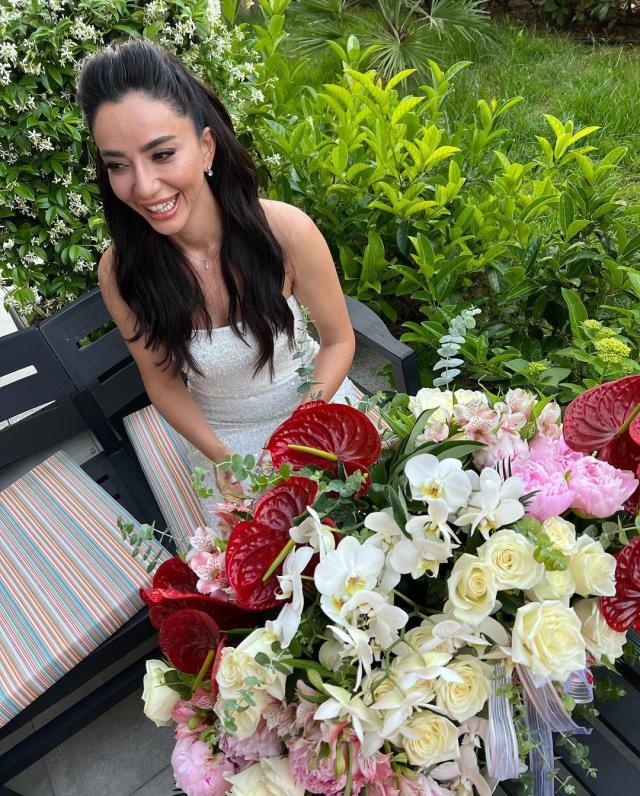 Şarkıcı Öykü Gürman, 3,5 yıldır aşk yaşadığı Fatih İçmeli ile nişanlandı