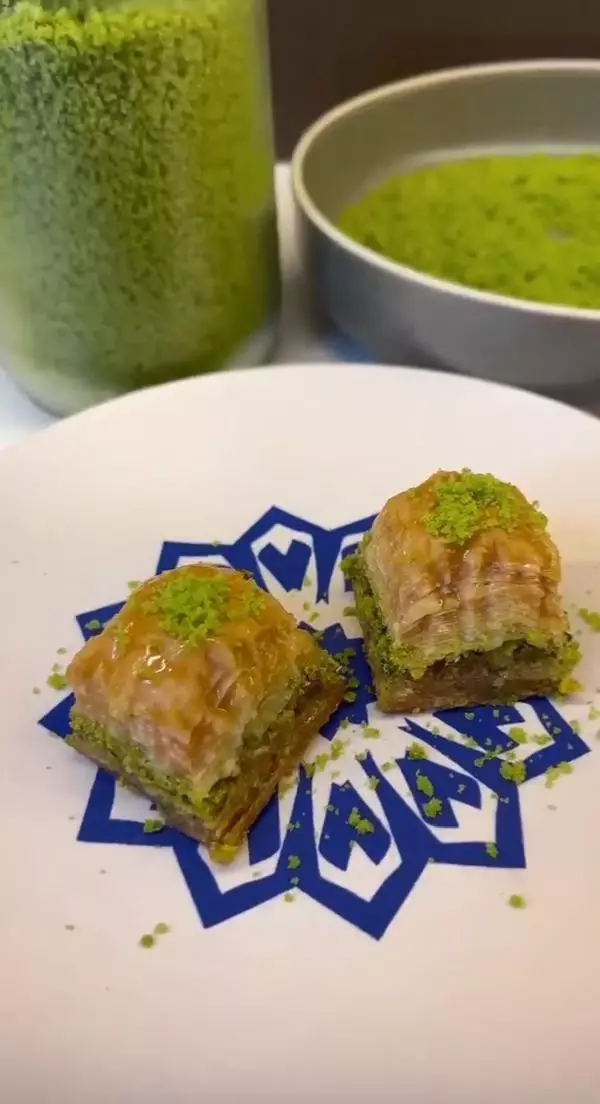 Fıstıklı baklavada ıspanak ve bezelye oyunu! Ayırt etmesi çok zor