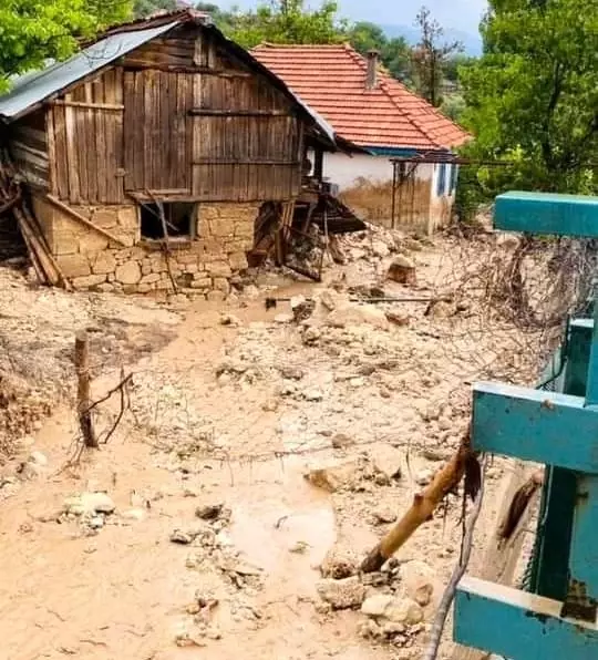 Burdur'da yarım saatli şiddetli yağış hayatı felç etti Burdur'da yarım saatli şiddetli yağış hayatı felç etti