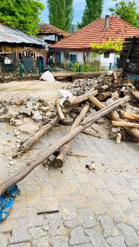 Burdur'da yarım saatli şiddetli yağış hayatı felç etti Burdur'da yarım saatli şiddetli yağış hayatı felç etti