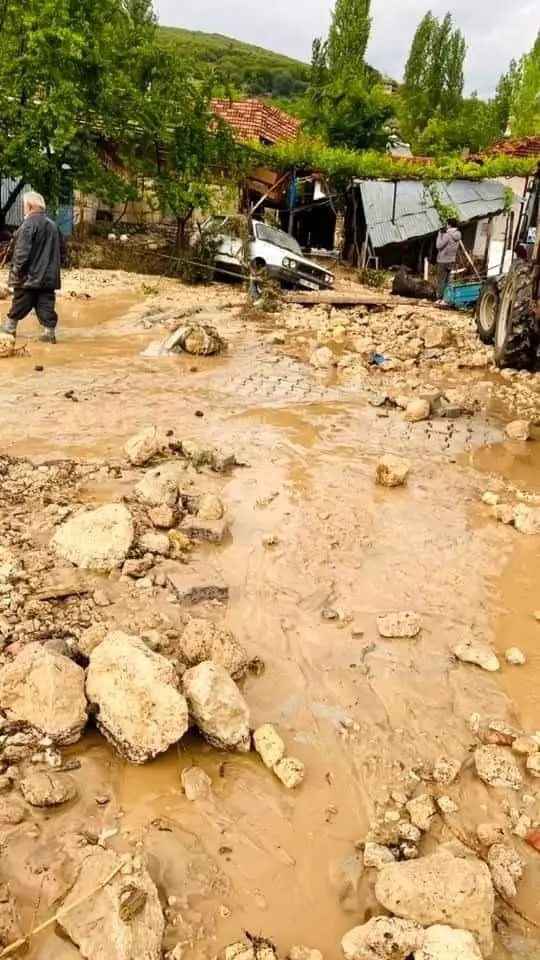 Burdur'da yarım saatli şiddetli yağış hayatı felç etti