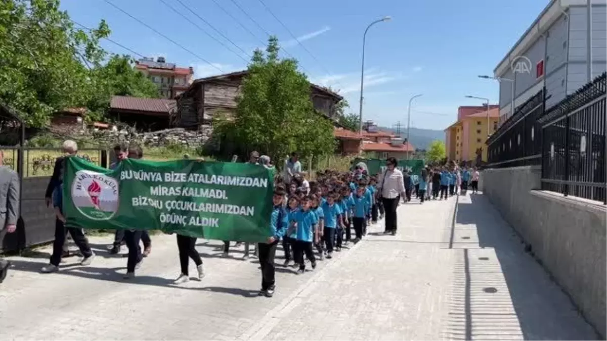 Domaniç'te öğrenciler çevre için vatandaşlardan 'söz veriyorum' imzası topladı