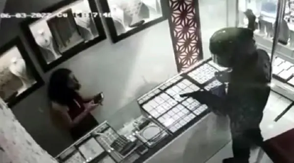 İzmir'de, kuyumcuya soygun girişimi kamerada İzmir'de, kuyumcuya soygun girişimi kamerada