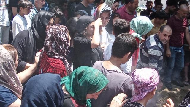 Rip akıntısında ölen Merve toprağa verildi! Cenazede ailesinin hali yürekleri dağladı Rip akıntısında ölen Merve toprağa verildi! Cenazede ailesinin hali yürekleri dağladı