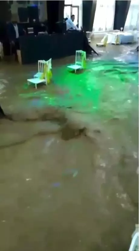 Burdur'da sele düğünde yakalanan vatandaşlar, masalarının üzerlerine çıkarak canlarını kurtardı
