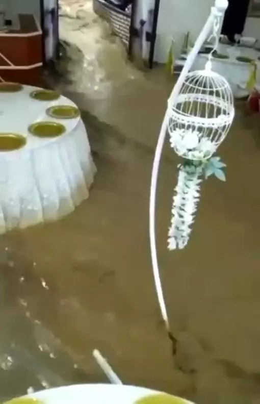 Burdur'da sele düğünde yakalanan vatandaşlar, masalarının üzerlerine çıkarak canlarını kurtardı