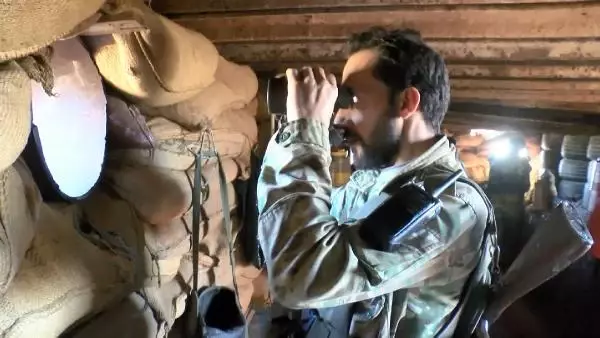 Suriye'de muhalifler cephe hatlarında 24 saat nöbet tutuyor