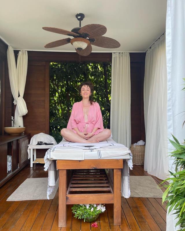 7,5 aylık hamile Demet Evgar, karnı burnunda pozlarını paylaştı