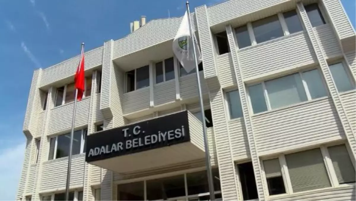 Adalar Belediyesi önünde hayvanseverlerden eylem