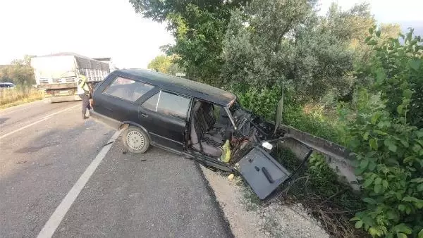 Bursa'da iki otomobil kafa kafaya çarpıştı; 1 ölü, 2 yaralı