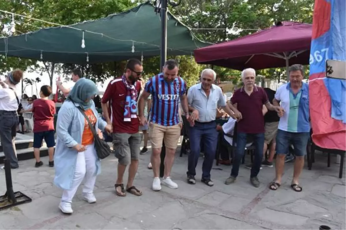 Fanatik çeşme, bordo-mavi renklere boyandı