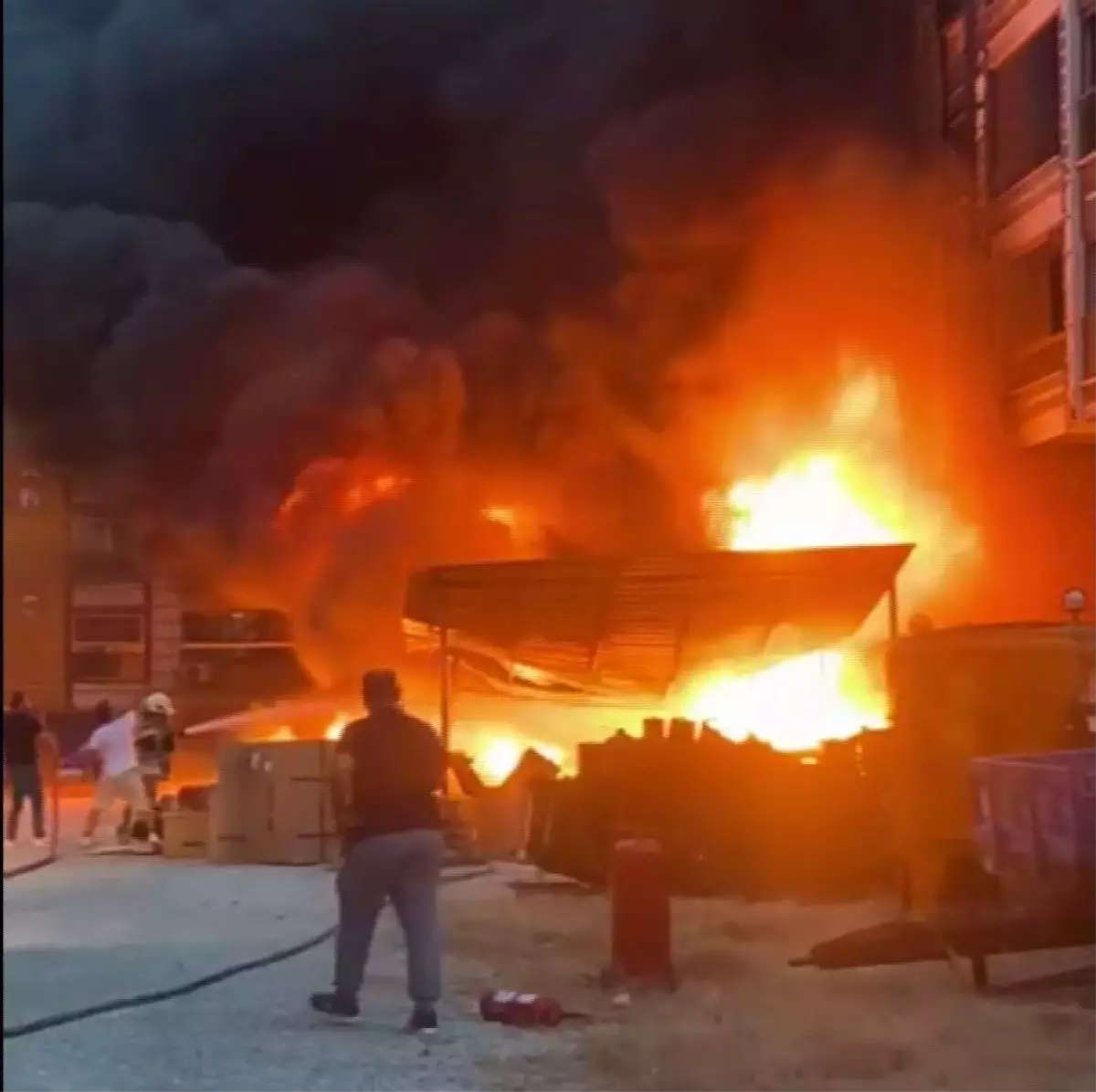 İzmir'de akaryakıt istasyonu yakınında korkutan yangın