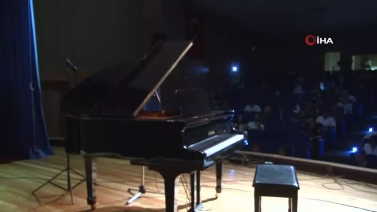 İzmir'de engelsiz sahne: Online eğitim aldılar, konserlerini sahnede verdiler